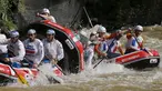 Tim Arung Jeram dari negara Kroasia,Italia dan Perancis (ki-ka) bersaing di Kejuaraan Dunia Arung Jeram 2015, Sukabumi, Jawa Barat, (7/12). Sebanyak 23 negara dari berbagai belahan benua mengikuti kejuaraan dunia ini. (REUTERS/Beawiharta)