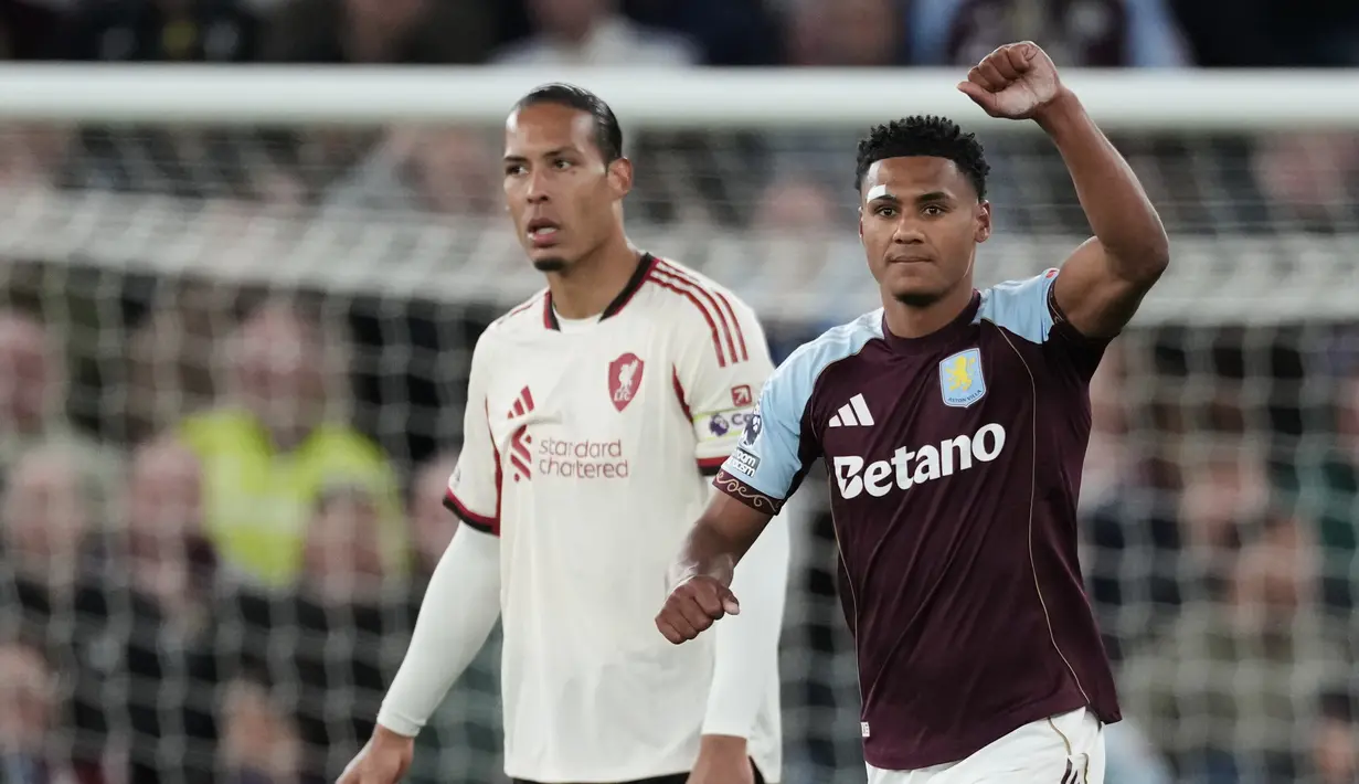 Penyerang Aston Villa, Ollie Watkins merayakan gol di depan pemain Liverpool Virgil van Dijk pada laga pekan 37 Premier League 2025/2026, Sabtu (16/5/2026) diini hari WIB. (AP Photo/Dave Shopland)