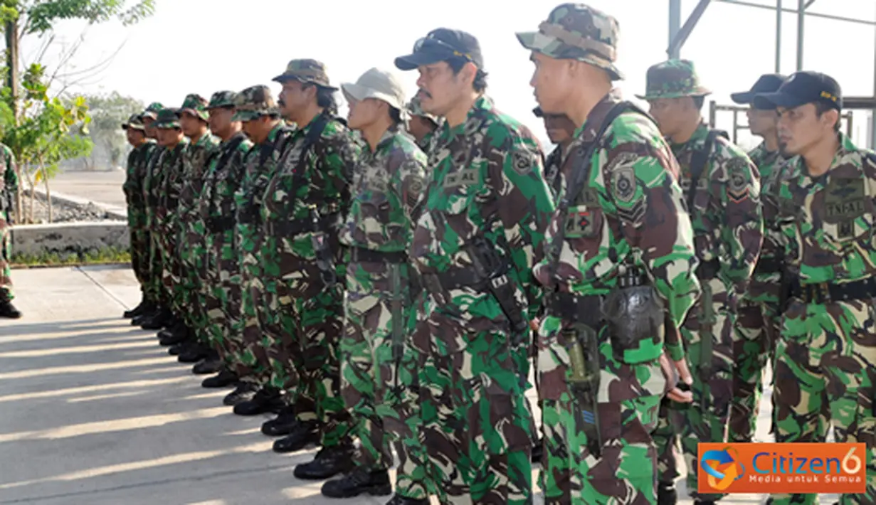 Citizen6, Surabaya: Denintel Pasmar-1 melaksanakan program latihan Triwulan-III tahun 2012 diantaranya Menembak Pistol dan Gerak jalan yang dilaksanakan  di daerah Karang Pilang dan sekitarnya, Senin (24/9). (Pengirim: Budi Abdillah)