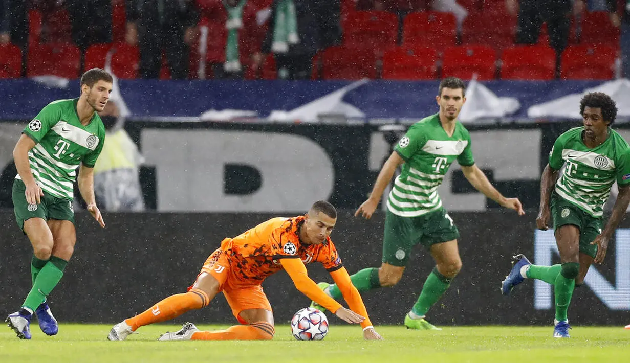 Pemain Juventus Cristiano Ronaldo (kedua kiri) terjatuh saat laga melawan Ferencvaros pada pertandingan Grup G Liga Champions di Puskas Arena, Budapest, Hungaria, Rabu (4/11/2020). Juventus menang 4-1. (AP Photo/Laszlo Balogh)