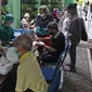 Petugas memeriksa kesehatan warga lansia sebelum mengikuti vaksinasi Covid-19 di Puskesmas Kecamatan Senen, Jakarta Pusat, Selasa (23/2/2021). Vaksinasi untuk Lansia akan dimulai di ibu kota provinsi untuk seluruh provinsi di Indonesia, di prioritaskan di Jawa-Bali. (Liputan6.com/Herman Zakharia)