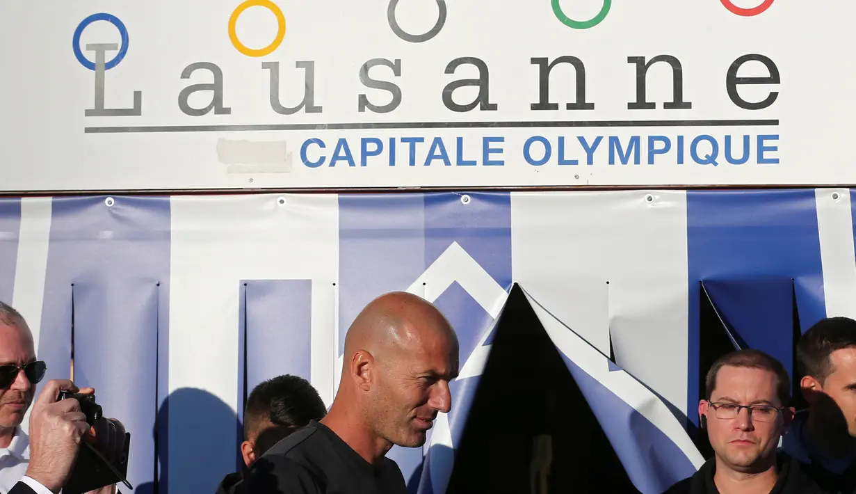 Zinedine Zidane ketika kunjungannya ke stadion Pontaise di Swiss, Lausanne, Senin (3/10).  Zidane ditunjuk sebagai pelatih tamu dalam rangka seleksi salah satu tim U14 Swiss yaitu Canton de Vaud.  (REUTERS/Denis Balibouse)