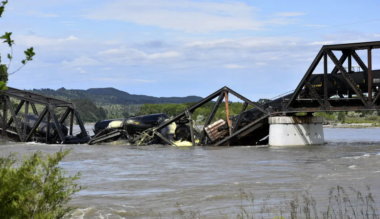 Menurut Montana Rail Link, beberapa gerbong kerta jatuh ke sungai, namun tidak ada awak yang cedera akibat kejadian ini. (AP Photo/Matthew Brown)