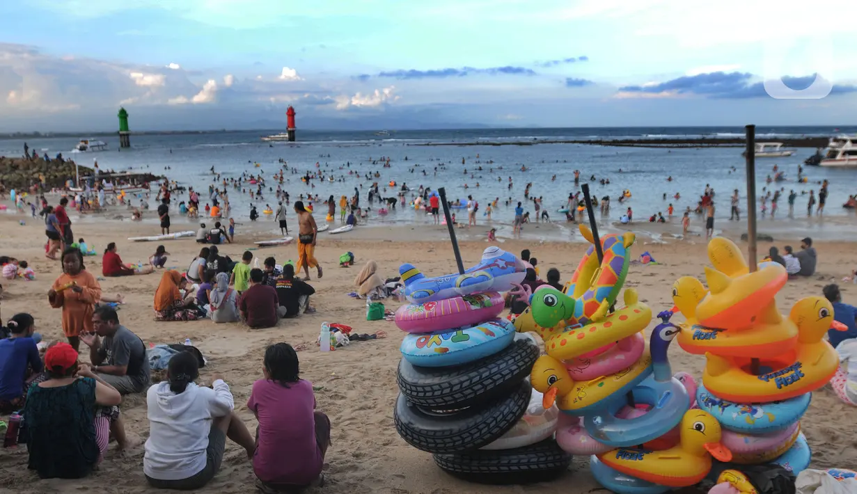 <p>Wisatawan beraktifitas di kawasan Pantai Sanur, Denpasar, Bali, Senin (2/5/20222). Ribuan wisatawan lokal dari seputar kota Kenpasar dan kota-kota di Pulau Jawa memadati Pantai Sanur untuk mengisi liburan Idul Fitri 1443 H. (merdeka.com/Arie Basuki)</p>