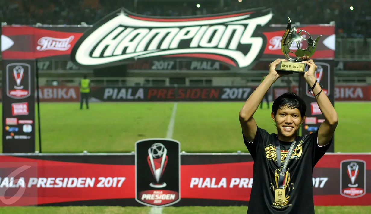 Gelandang Arema FC, Adam Alis mengangkat trofi pemain terbaik Piala Presiden 2017 usai laga final di Stadion Pakansari, Kab Bogor, Minggu (12/3). Arema menang 5-1 dan merengkuh trofi Piala Presiden. (Liputan6.com/Helmi Fithriansyah) 
