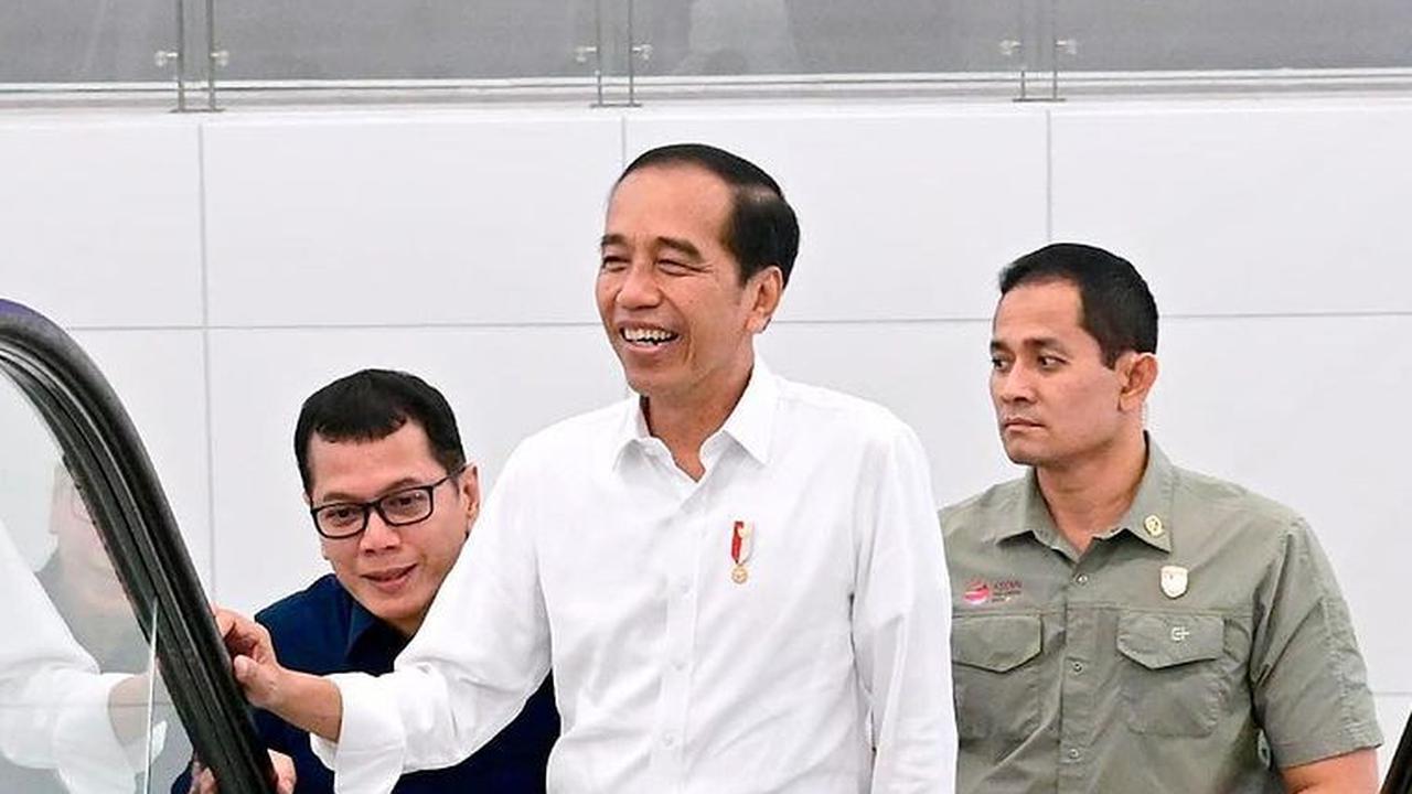 Momen saat presiden Jokowi berkeliling di sekitar stasiun. <br>