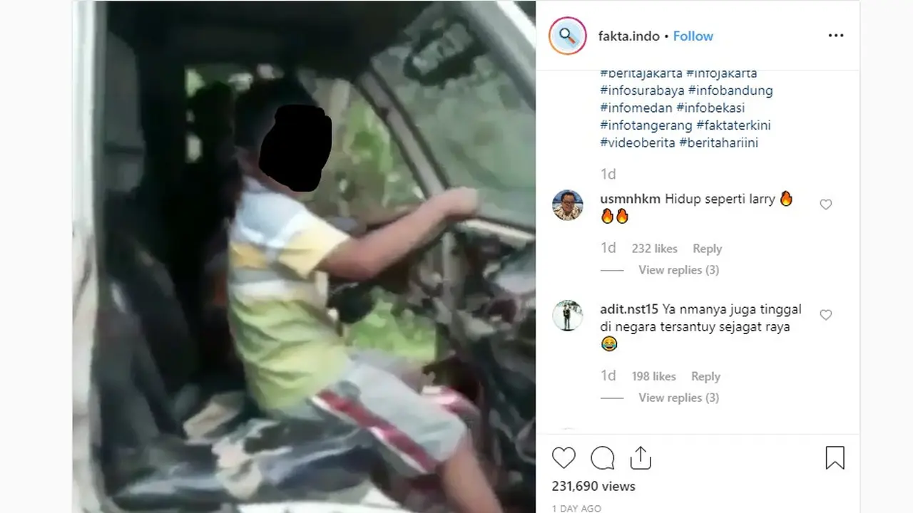 Terlihat jelas seorang bocah belum cukup umur yang diperkirakan masih duduk di bangku SD mengemudikan mobil.