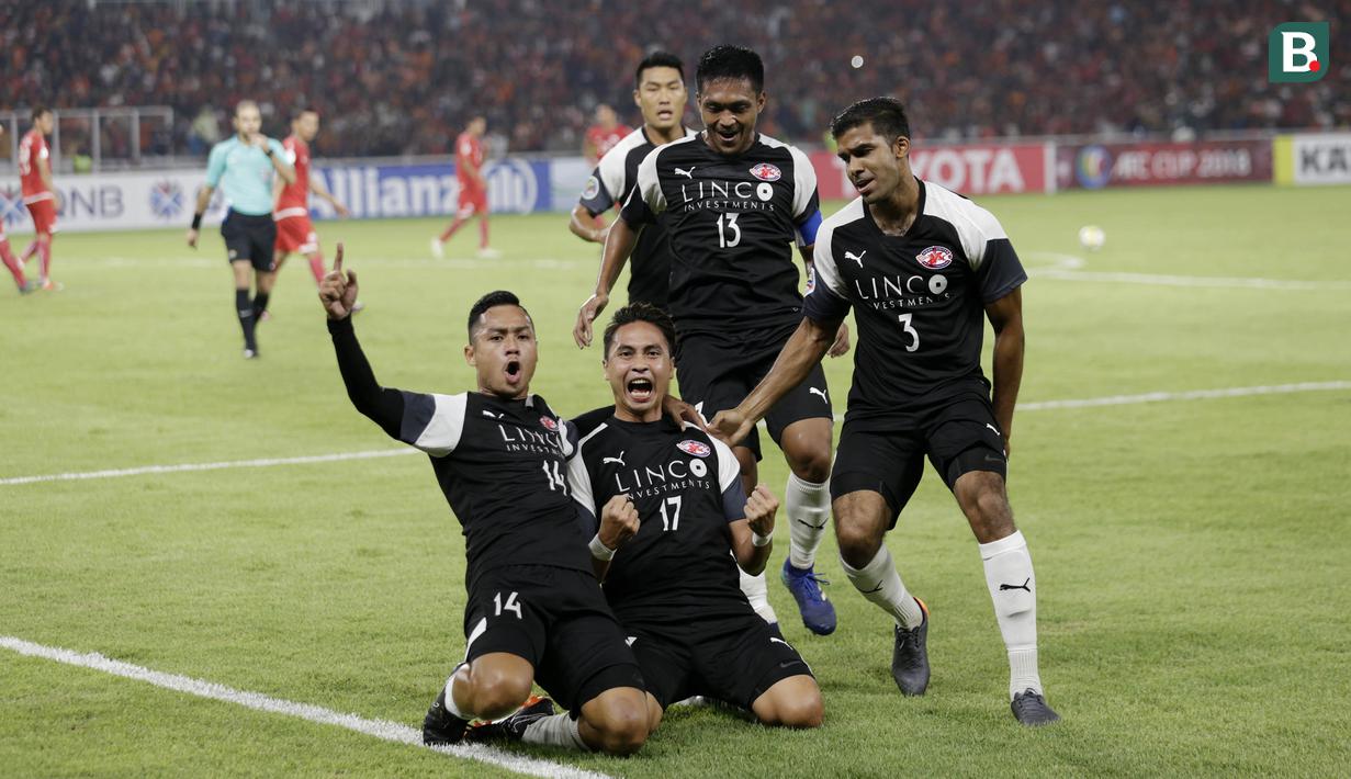Pemain Home United melakukan selebrasi usai membobol gawang Persija Jakarta pada laga Piala AFC di SUGBK, Jakarta, Selasa (15/5/2018). Persija takluk 1-3 dari Home United. (Bola.com/M Iqbal Ichsan)