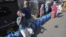 Warga Sri Lanka mengantre untuk mengisi ulang tabung gas memasak saat terjadi kekurangan pasokan di KolomboSelasa (4/1/2022). Antrean panjang selama berjam-jam telah menjadi pemandangan biasa dalam beberapa hari terakhir dalam upaya untuk membeli tabung gas domestik. (AP Photo/Eranga Jayawardena).