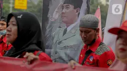 Massa buruh yang tergabung dalam Gerakan Buruh Bersama Rakyat (GEBRAK) menggelar demo di kawasan di Patung Kuda, Jakarta Pusat, Kamis (20/10/2022). Massa Gebrak juga menuntut beberapa hal yakni pencabutan Omnibus Law UU Cipta Kerja, pembatalan revisi UU P3 dan RKUHP, pembatalan revisi UU Sisdiknas serta setop tindakan represifitas aparat terhadap warga sipil. (Liputan6.com/Faizal Fanani)