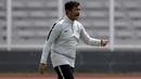 Pelatih Timnas Indonesia U-22, Indra Sjafri, memberikan instruksi saat latihan di Lapangan ABC Senayan, Jakarta, Selasa (8/1). Latihan ini merupakan persiapan jelang Piala AFF U-22. (Bola.com/Vitalis Yogi Trisna)