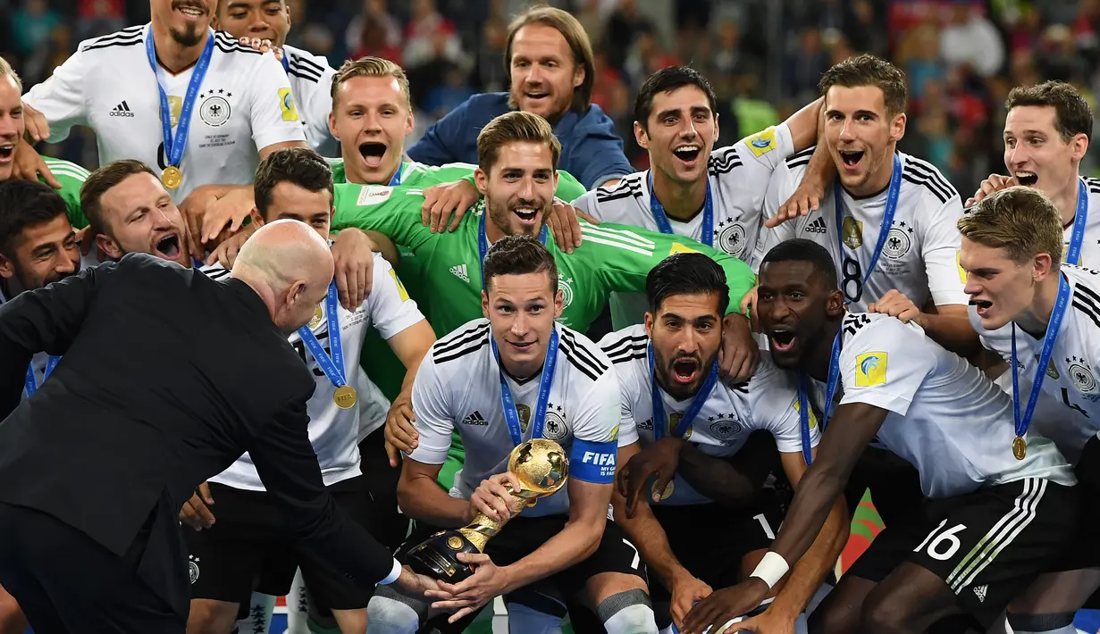 Tim sepak bola Jerman bersiap mengangkat trofi usai memenangkan final Piala Konfederasi 2017 di Stadion Saint Petersburg, Rusia (2/7). Jerman berhasil menjadi juara usai mengalahkan Cile dengan skor 1-0. (AFP Photo/Franck Fife)