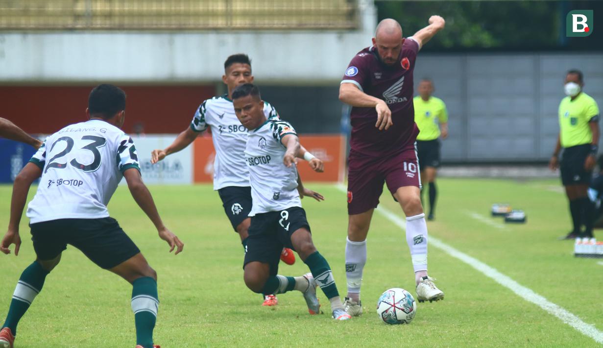 Pemain PSM Makassar, Anco jansen (kanan) berusaha melewati pemain Persikabo 1973, Manahati Lestusen dalam laga pekan ke-9 BRI Liga 1 2021/2022 di Stadion Maguwoharjo, Sleman, Selasa (26/10/2021). (Bola.com/Nandang Permana)