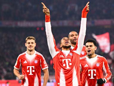 Para pemian Bayern Munchen merayakan gol yang dicetak oleh Michael Olise ke gawang VfL Wolfsburg dalam laga lanjutan Liga Jerman 2025/2026 di Allianz Arena, Munchen, Jerman, Minggu (11/01/2026) waktu setempat. (AP Photo/DPA/Sven Hoppe)