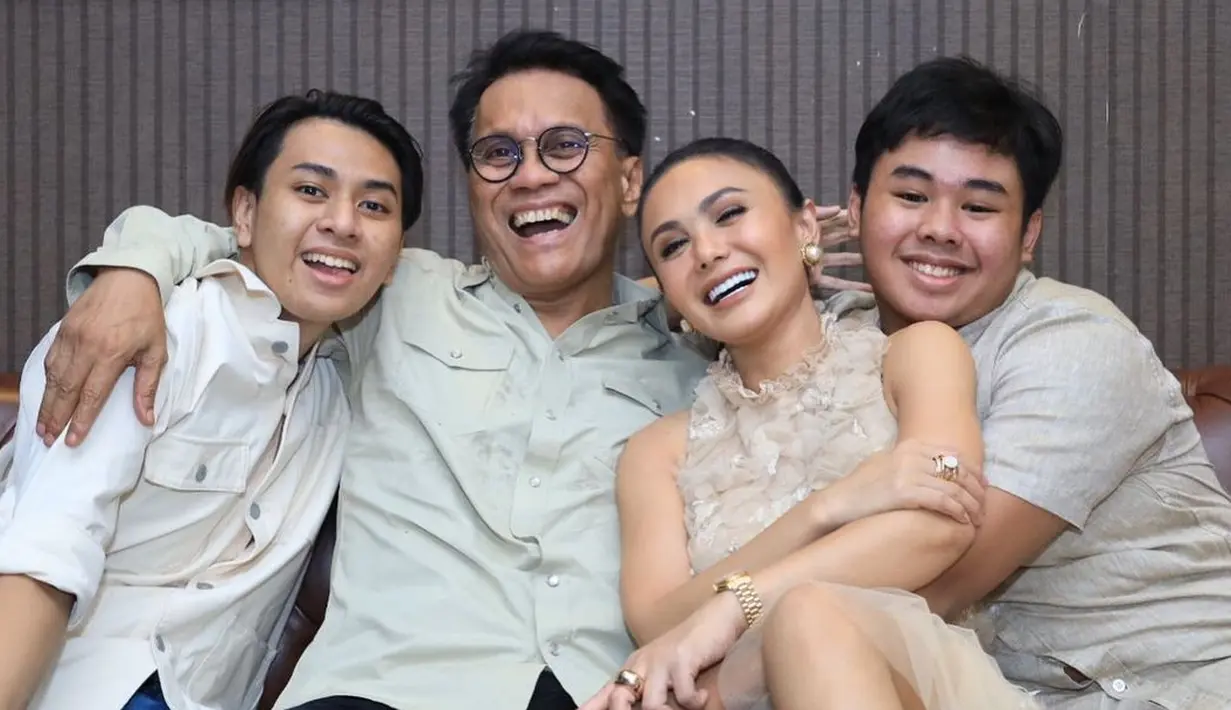 Seperti ketahui, Yuni Shara terakhir menikah dengan Henry Siahaan. Pernikahan yang dibentuk sejak tahun 2002 itu akhirnya kandas pada tahun 2008. Yuni dan Henry menjalin hubungan baik dengan mantannya. [Instagram/yunishara36]