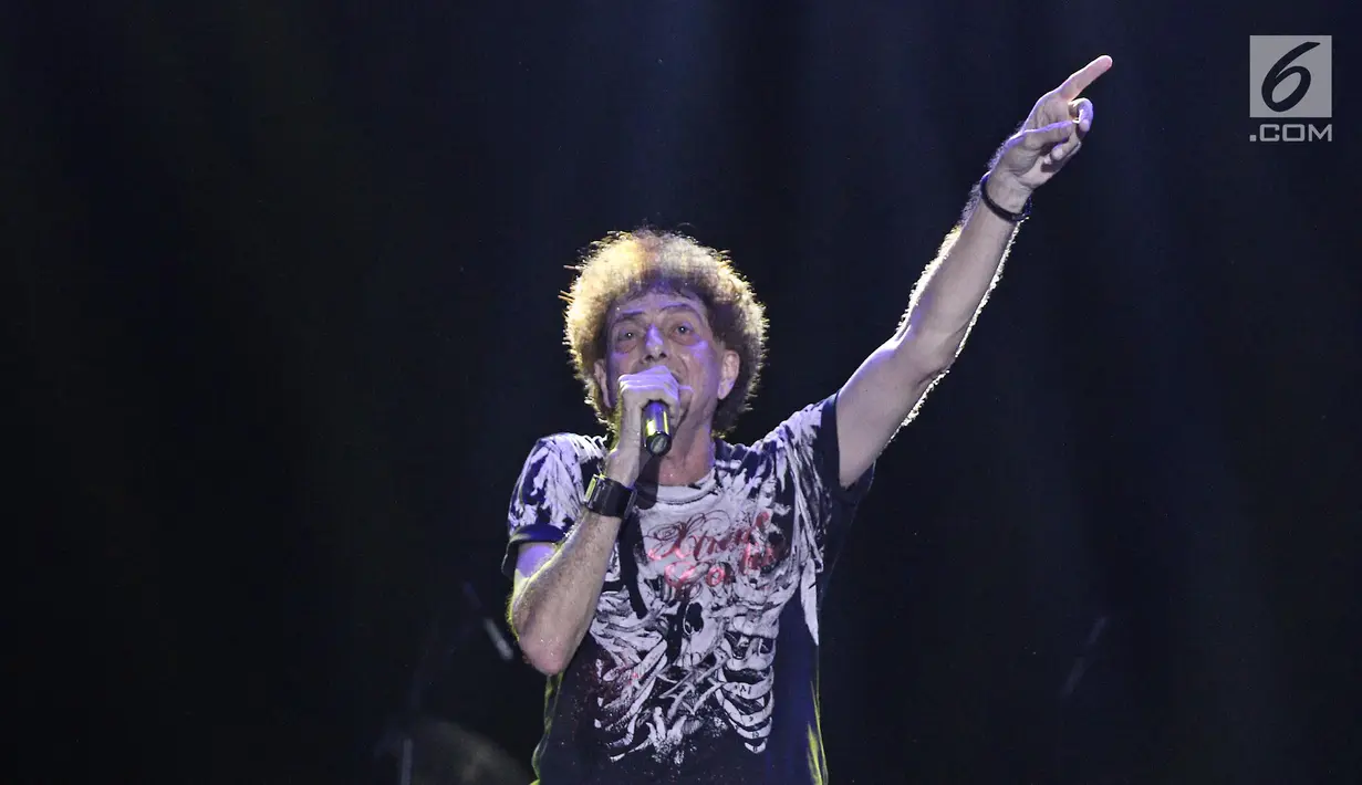 Aksi panggung vokalis God Bless, Ahmad Albar saat menghibur penonton di JogjaRockarta International Music Festival 2017 di Stadion Kridosono, Jogjakarta, Jumat (29/9). Dalam penampilannya God Bless membawakan 12 lagu. (Liputan6.com/Herman Zakharia)