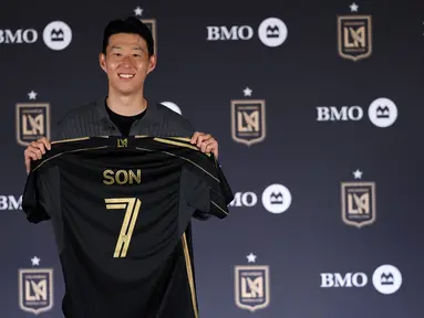 Pemain baru Los Angeles Lakers, Son Heung-min berfoto dengan memegang jersey miliknya dalam acara konferensi pers di BMO Stadium, Los Angeles, Amerika, Rabu (06/08/2025) waktu setempat. (AFP/Getty Images/Kevork Djansezian)