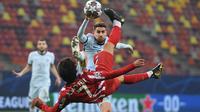 Joao Felix melakukan tendangan salto saat timnya bersua Chelsea pada leg 1 babak 16 besar Liga Champions 2020/2021, Rabu (24/02/2021) dini hari WIB. (Daniel MIHAILESCU / AFP)
