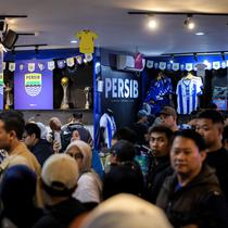 Warga Bandung serbu jersey dan merchandise di Persib Store jelang laga penentuan juara BRI Super League 2025/2025 antara Persib Bandung melawan Persijap Jepara pada Sabtu (23/05/2026). (Bagaskara Lazuardi/Bola.com)