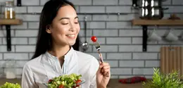 Balanced plate bukan hanya soal kenyang, tetapi juga tentang bagaimana makanan bekerja untuk menjaga kestabilan gula darah, memperbaiki jaringan tubuh, hingga meningkatkan daya tahan. (foto/dok: freepik)