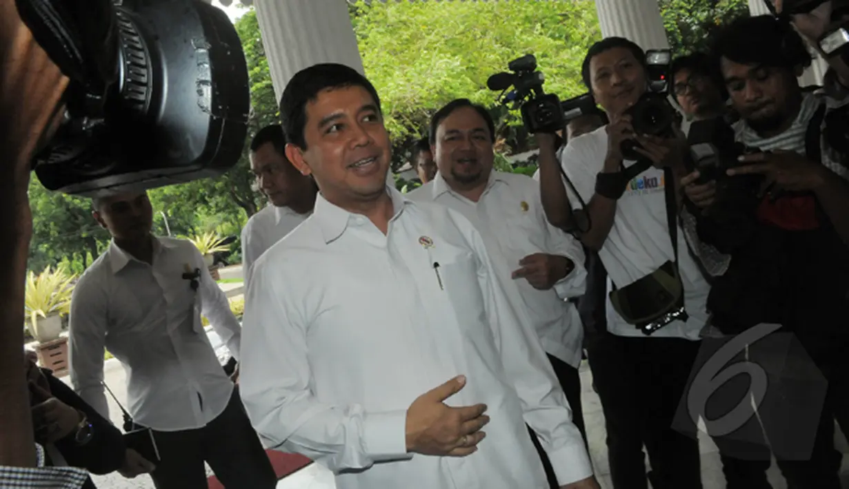 Menpan-RB Yuddy Chrisnandi menemui Gubernur DKI Jakarta, Basuki Tjahaja Purnama di Balaikota, Jakarta, Selasa (3/2/2015). Pertemuan membahas sistem penggajian PNS terkait tunjangan kinerja daerah (TKD). (Liputan6.com/Herman Zakharia)