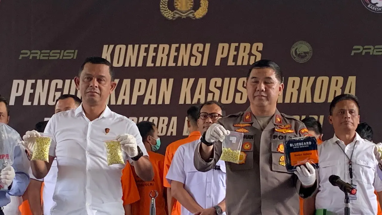Bareskrim Polri mengungkap peredaran narkoba jenis sabu cair sebanyak 8,3 liter. Barang haram itu dikendalikan oleh narapidana di Lembaga Pemasyarakatan (Lapas) Kelas I Tangerang (Nur Habibie/Merdeka.com)