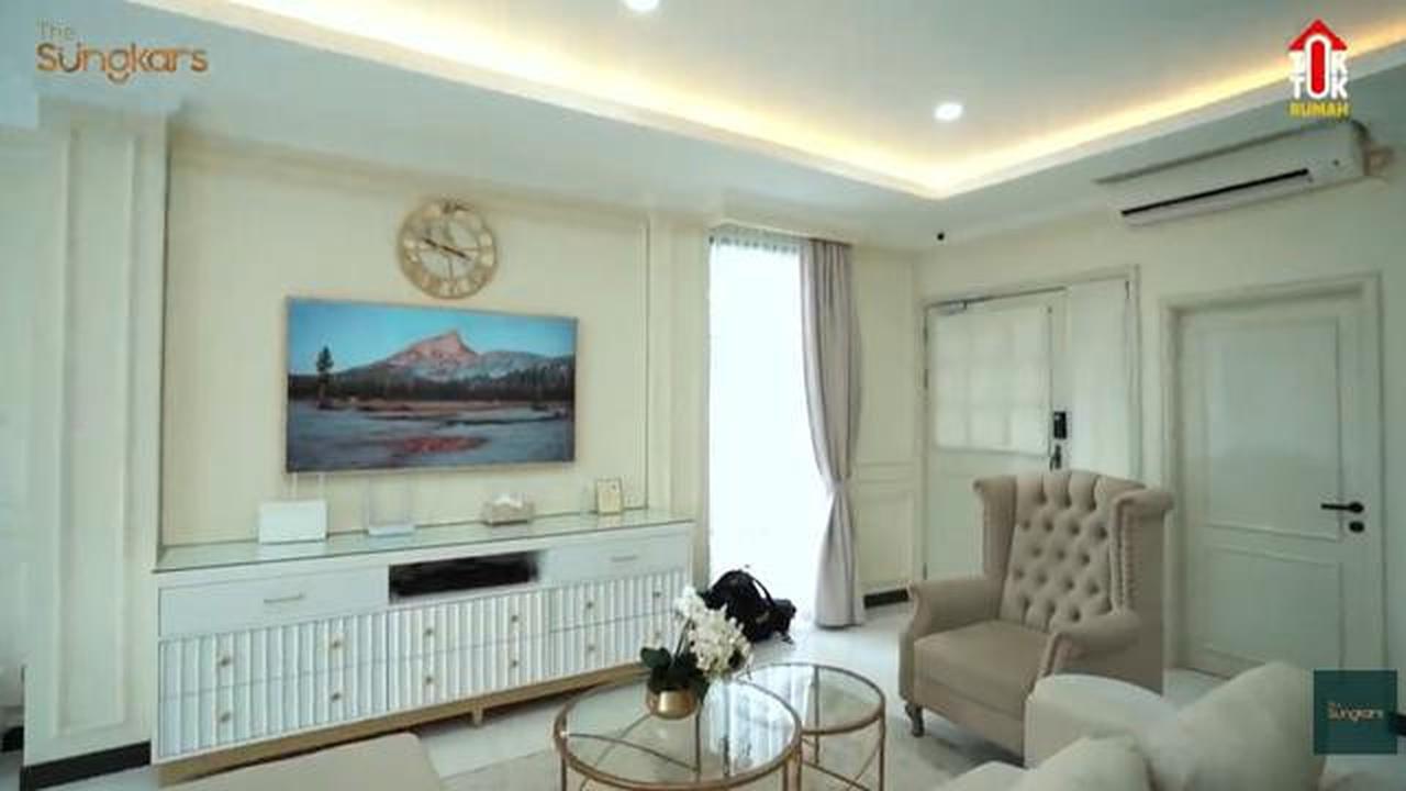5 Potret Ruang Keluarga Fitri Tropica dan Irvan Hanafi, Desain Modern yang Elegan