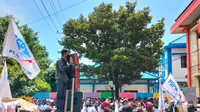 Ratusan Buruh menggelar demo di depan kantor PT Semen Indonesia di Tuban. (Ahmad Adirin/Liputan6.com)
