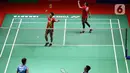 Pebulu tangkis ganda putra Indonesia, Fajar Alfian/Muhammad Rian Ardianto saat bertanding melawan Lee Yang/Wang Chi-Lin (China Taipei) pada Perempat Final Indonesia Masters 2022 di Istora Senayan, Jakarta, Jumat (10/6/2022). Fajar/Rian unggul 21-15, 21-18. (Liputan6.com/Helmi Fithriansyah)