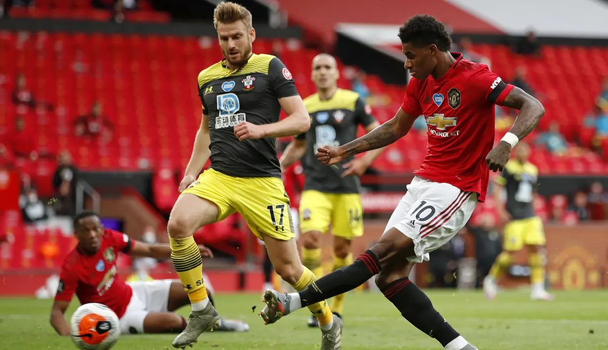 Striker Manchester United, Marcus Rashford, berebut bola dengan pemain Southampton pada laga lanjutan Premier League pekan ke-35 di Stadion Old Trafford, Selasa (14/7/2020) dini hari WIB. Manchester United bermain imbang 2-2 atas Southampton. (AFP/Clive Brunskill/pool)