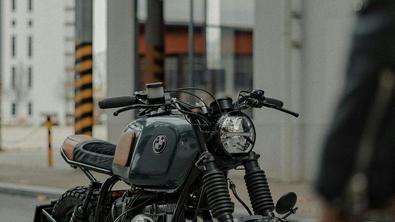10. Kendaraan roda dua model Scrambler