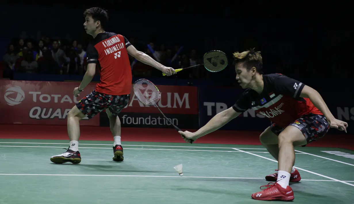 Ganda putra Indonesia, Marcus Gideon / Kevin Sanjaya, saat melawan Mohammad Ahsan / Hendra Setiawan pada Indonesia Open 2019 di Istora Senayan, Minggu (21/7). Marcus / Kevin menang 21-19 dan 21-16. (Bola.com/Vitalis Yogi Trisna)
