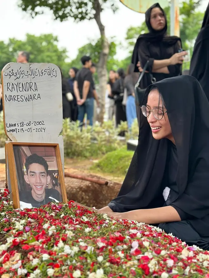 Kaneishia Yusuf  di makam kekasih (Instagram/kaneishiayusuf05)