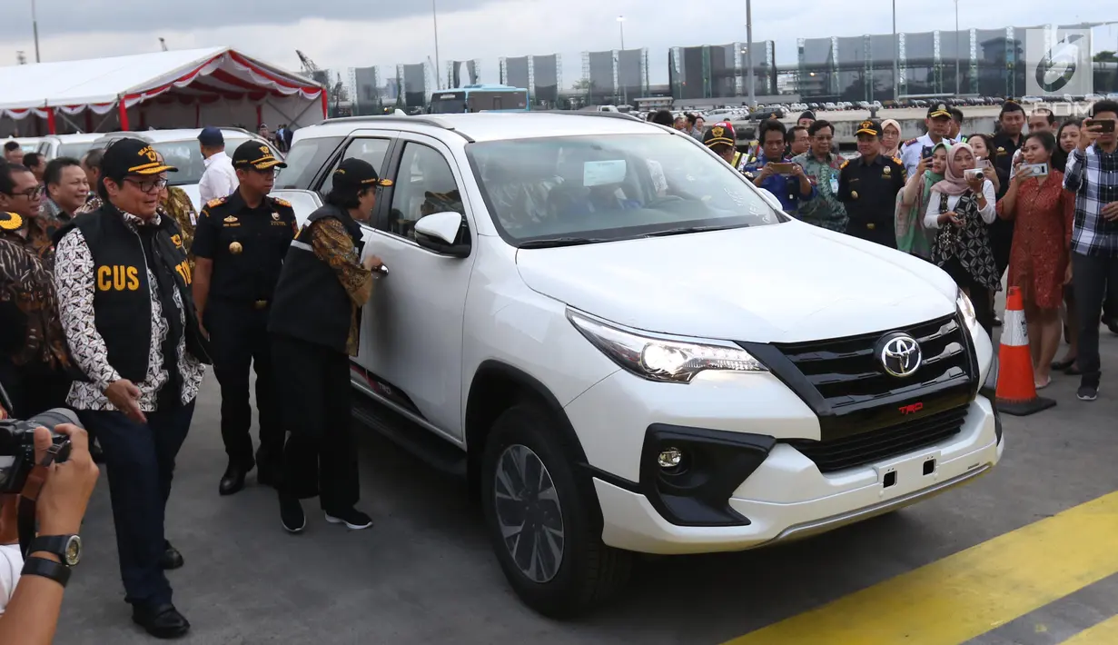 Menkue Sri Mulyani, Menperin Airlangga Hartarto dan Dirjen Bea Cukai Heru Pambudi saat meluncurkan simplifikasi prosedur ekspor mobil utuh (completely build up/CBU) di Pelabuhan Tanjung Priok, Jakarta, Selasa (12/2). (Liputan6.com/Angga Yuniar)