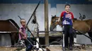 Anak laki-laki Palestina bermain dekat gerobak di kamp pengungsi Sekolah PBB di Jabalia, Gaza (28/7/14). (AFP PHOTO/MOHAMMED ABED )