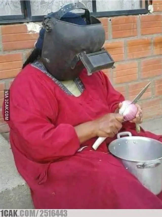 6 Potret Emak-Emak Pakai Helm saat Masak Ini Kocak