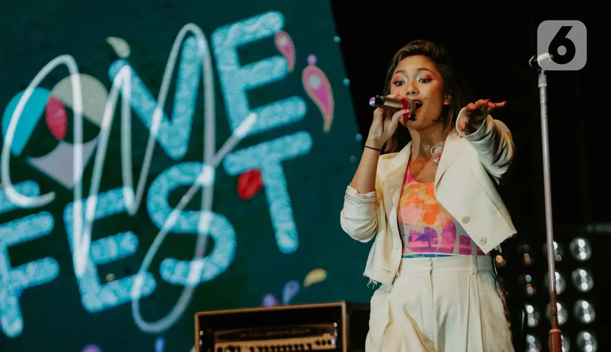Aksi panggung Marion Jola saat tampil dalam festival musik Love Fest 2020 di Istora Senayan, Jakarta, Sabtu (22/2/2020). Dalam penampilannya Marion membawakan sejumlah lagu hitsnya seperti tak ingin pisah lagi, rayu, favorite sin. (Liputan6.com/Faizal Fanani)