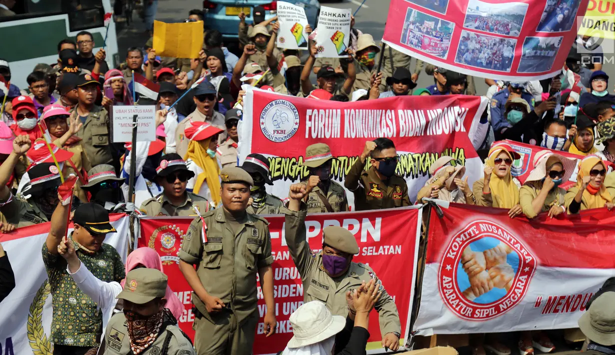Pegawai Non PNS KNASN dan FHK2I berunjuk rasa di Kantor Kemenpan RB, Jakarta, Rabu (2/5). Mereka menuntut pemerintah memberikan keadilan bagi seluruh pekerja pelayanan publik di pemerintahan untuk menjadi pegawai tetap negara. (Liputan6.com/Johan Tallo)