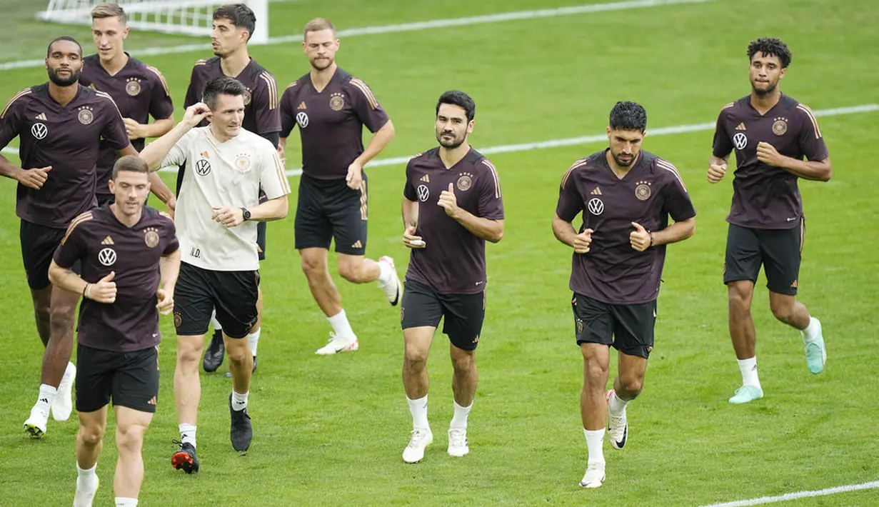 Pemain Jerman saat mengikuti sesi latihan jelang laga melawan Prncis pada laga uji coba di Stadion Signal Iduna Park, Jerman, Senin (11/9/2023). (AP Photo/Martin Meissner)