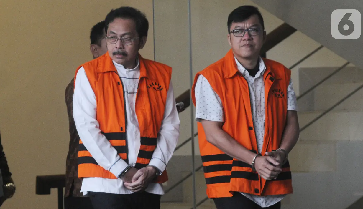 Gubernur Kepulauan Riau nonaktif Nurdin Basirun dan Pemegang saham Mayoritas PT Bintuni BEP, David Manibui usai menjalani pemeriksaan di Gedung KPK, Jakarta, Jumat (25/10/2019). Keduanya diperiksa sebagai tersangka untuk melengkapi berkas dugaan korupsi yang menjeratnya. (merdeka.com/Dwi Narwoko)