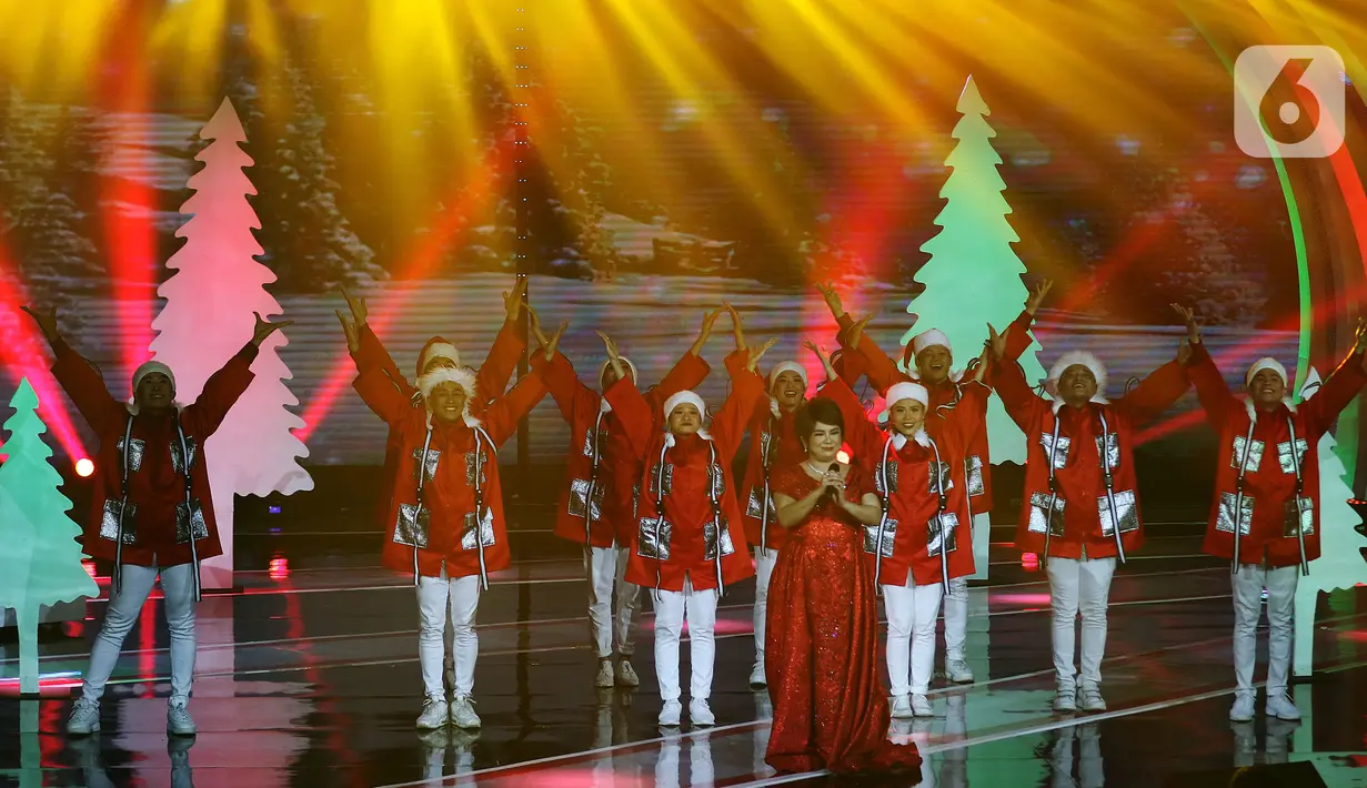 Penyanyi Joy Tobing tampil dalam "Christmas Concert The Greatest Love" di Studio 6 Emtek City, Daan Mogot, Jakarta, Kamis (19/12/2019). Selain Agnez Mo, beberapa penyanyi ternama di Indonesia juga mengisi acara tersebut antara lain, Delon, Joy Tobing, Judika dan Nikita . (Liputan6.com/Johan Tallo)