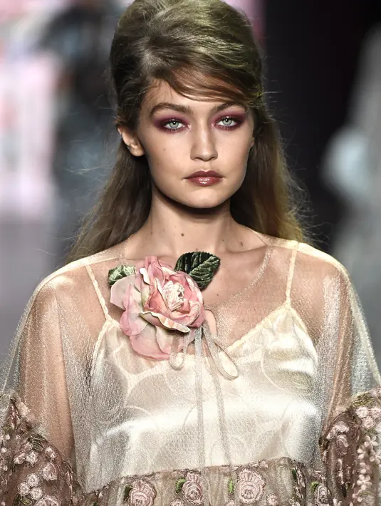 “ Ini pertama kalinya, aku menjalin hubungan dengan seseorang yang memiliki minat yang sama selain pekerjaan, karena itu sangat penting,”  ucap Gigi yang dilansir dari E! News. (AFP/Bintang.com)