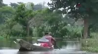 VIDEO: Dilanda Banjir, Warga Gunakan Perahu untuk Beraktivitas