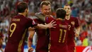 Pemain Rusia merayakan gol yang dibuat Vasili Berezutski ke gawang Inggris saat laga Euro 2016, Prancis (12/6). Rusia dan Inggris berbagi angka setelah bermain imbang dengan skor 1-1. (Reuters/Kai Pfaffenbach)