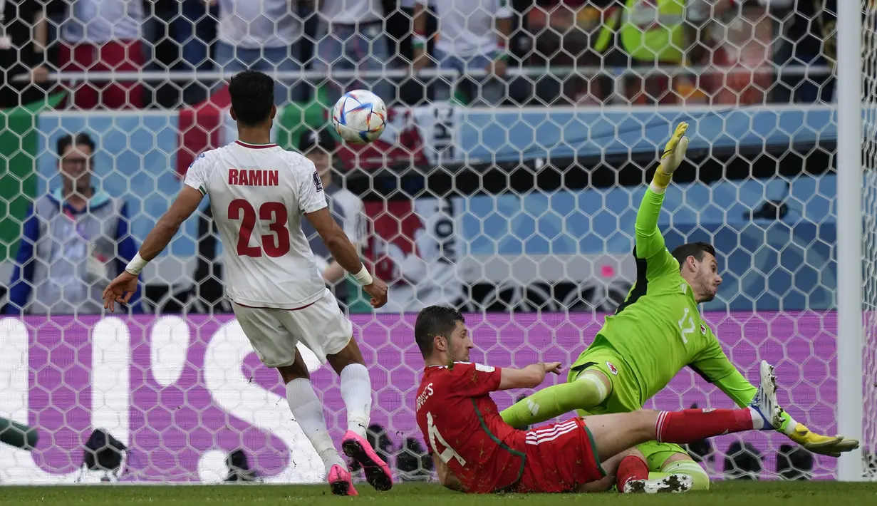 Tidak berhenti sampai di situ, Iran berhasil menggandakan keunggulan mereka lewat tendangan terukur Ramin Rezaeian ke gawang Wales. (AP Photo/Frank Augstein)