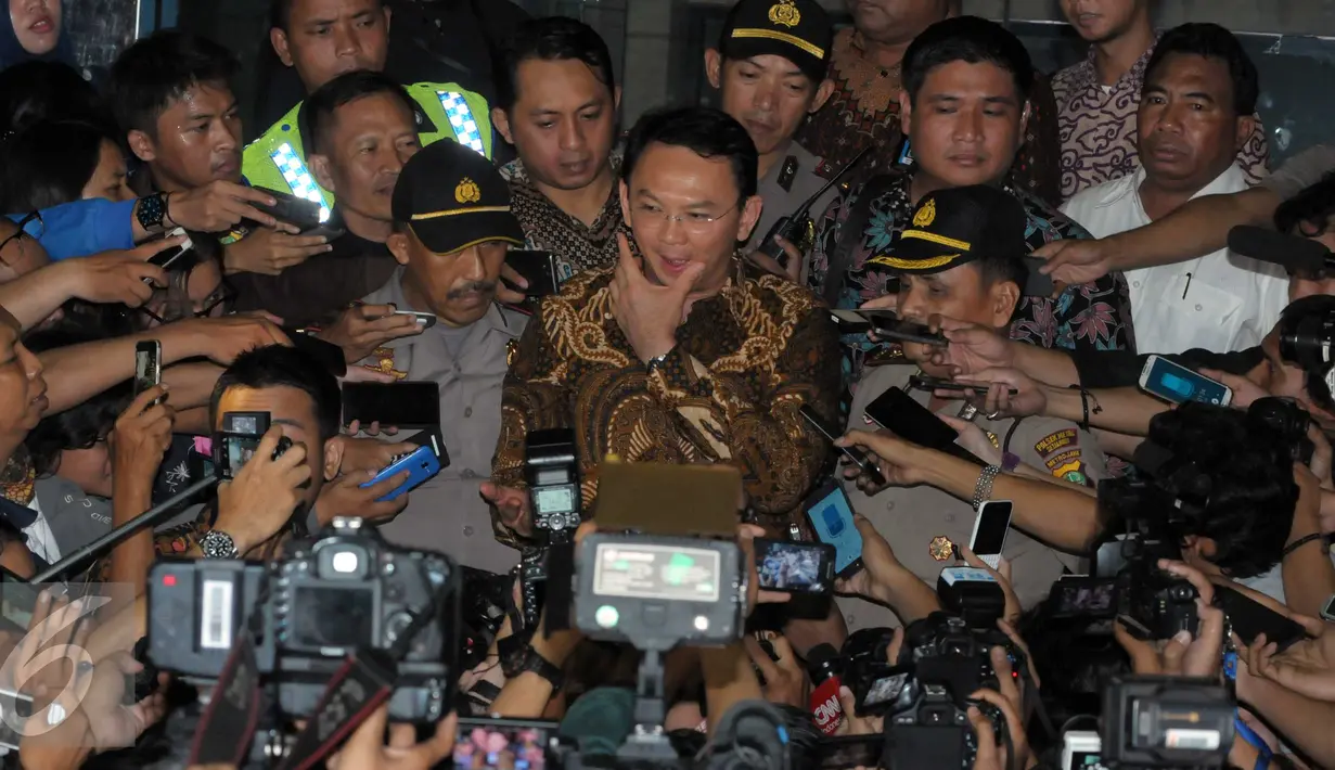 Gubernur Ahok memberi keterangan usai diperiksa KPK, Jakarta, Selasa (12/4). Menurut Ahok pembelian lahan RS Sumber Waras dilakukan secara tunai, sehingga tidak mungkin membatalkan transaksi di tengah jalan. (Liputan6.com/Helmi Afandi)