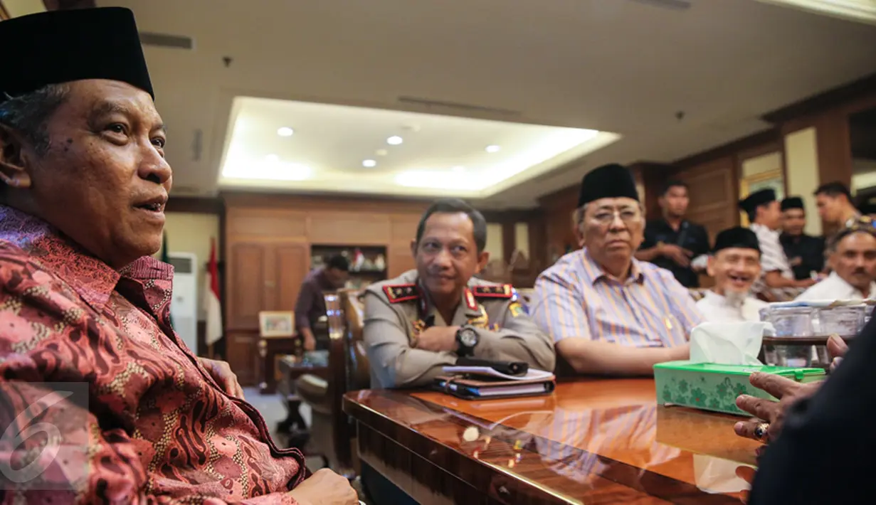 Ketua umum pengurus besar Nahdlatul Ulama, Said Aqil Siradj (kiri) saat melakukan perbincangan di Kantor PBNU, Jakarta, (23/12). Pertemuan ini membahas keamanan menjelang Natal 2015 dan tahun baru 2016. (Liputan6.com/Faizal Fanani)