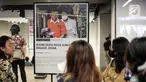 Sejumlah pengunjung melihat pameran Anugerah Pewarta Foto Indonesia (APFI) 2023 di Alun-Alun Surabaya, Jawa Timur, Jumat (12/5/2023). Ajang APFI 2023 yang digelar organisasi Pewarta Foto Indonesia (PFI) tersebut diikuti sebanyak 300 pewarta foto dengan total karya sebanyak lebih dari 2512 foto. (Liputan6.com/Faizal Fanani)