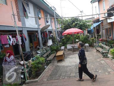 Warga beraktivitas di Kampung Deret Petogogan, Jakarta Selatan, Selasa (12/7). Wagub DKI Jakarta Djarot Saiful Hidayat akan memprioritaskan pembangunan rusun dan program kampung deret pada tahun 2017 mendatang. (Liputan6.com/Immanuel Antonius)