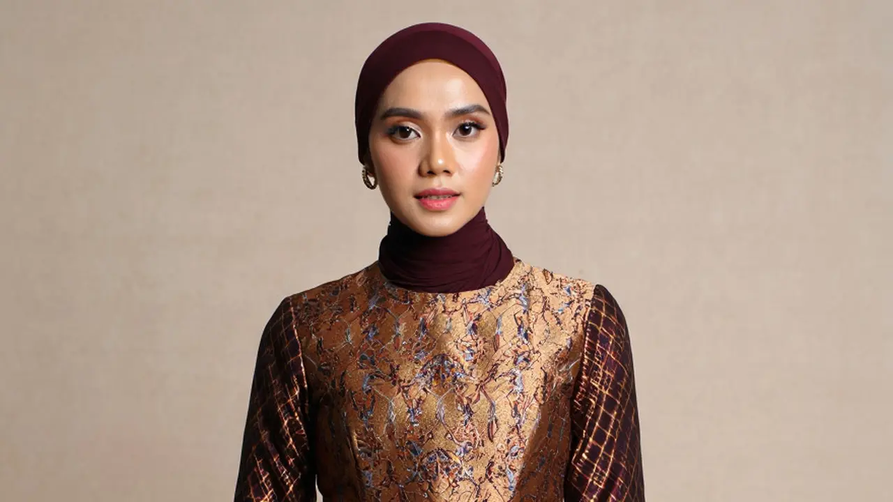 Model Long Dress Batik Kombinasi Brokat Lengan Tiga Lapis Panjang (Foto: AI)